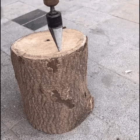 Za jednu sekundu se naučíte štípat dříví vrtákem tak snadno, jako byste krájeli máslo!